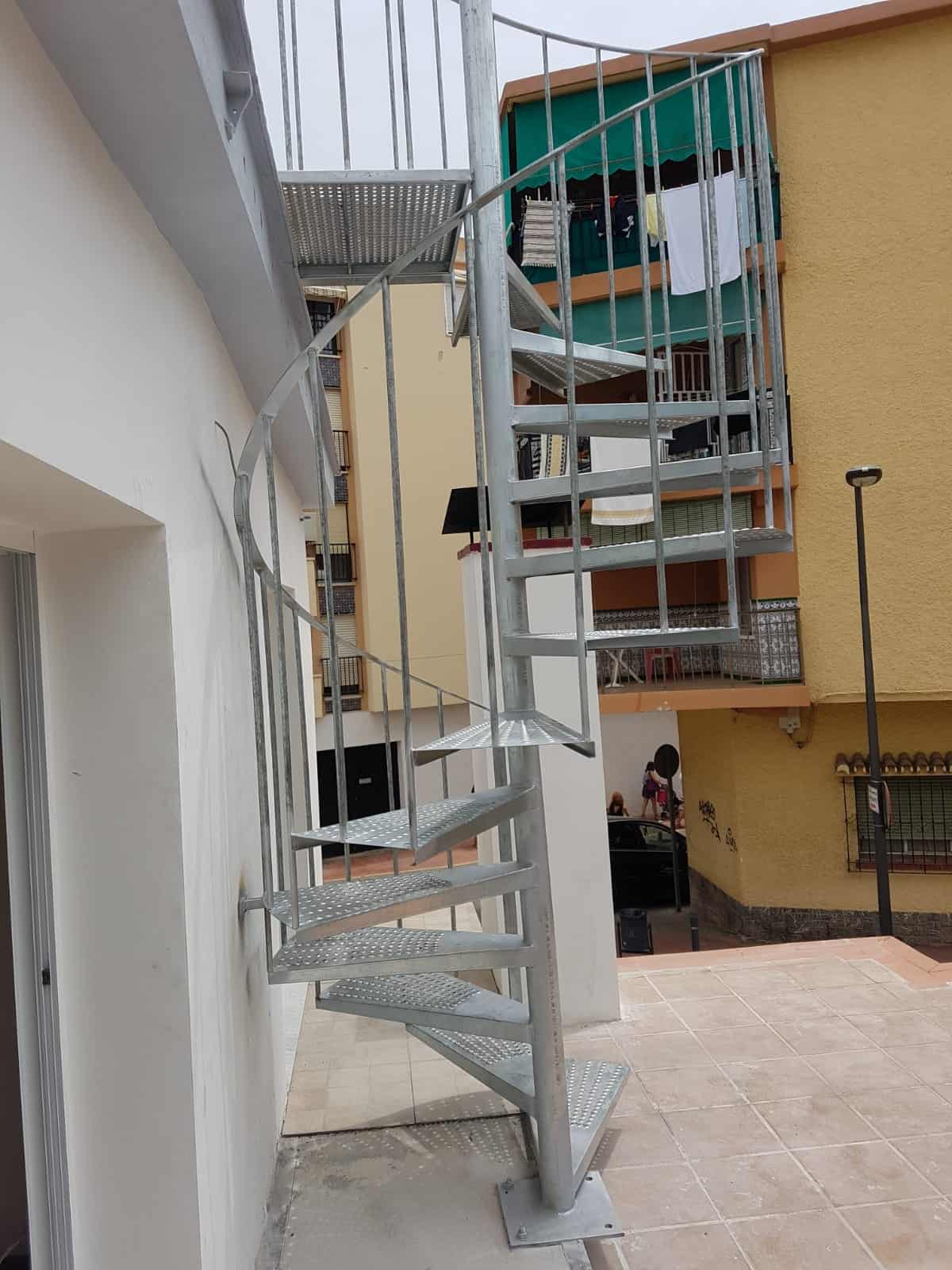 Construcción e instalación de escalera de caracol