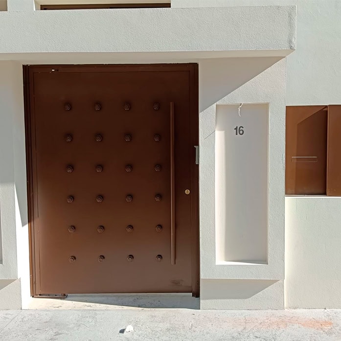 Imagenes de trabajos fabricación e instalación de valla de diseño y puerta pivotante en malaga