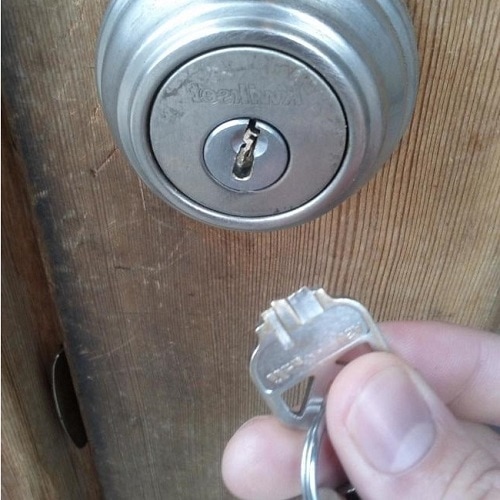 Extracción de llave partida cerrajero en malaga
