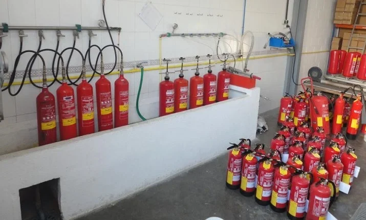 trabajando con extintores en malaga