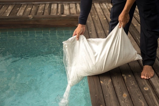 ¿Cómo funciona el tratamiento de piscinas con agua salada?