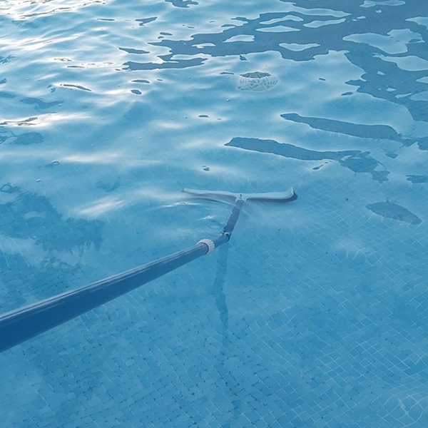 trabajos de limpieza de  piscinas málaga