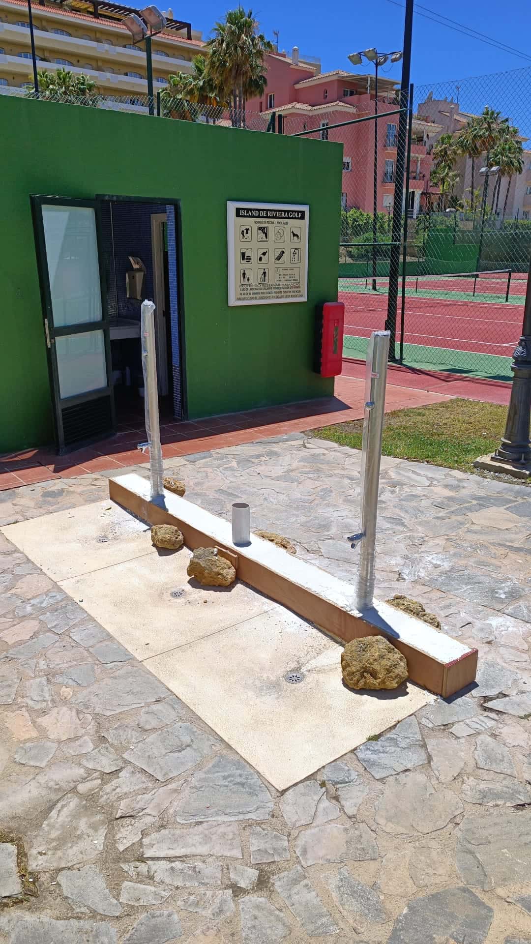 trabajos de instalación de duchas y lavapies en piscina comunitaria