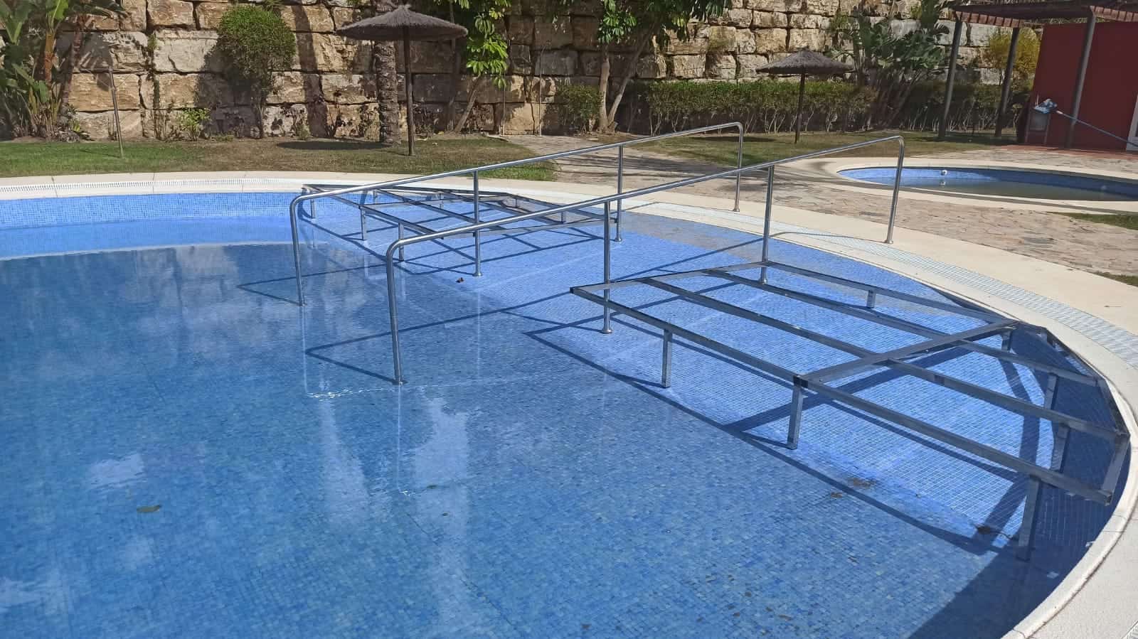 trabajos de reduccion de superficie de piscina para evitar socorrista