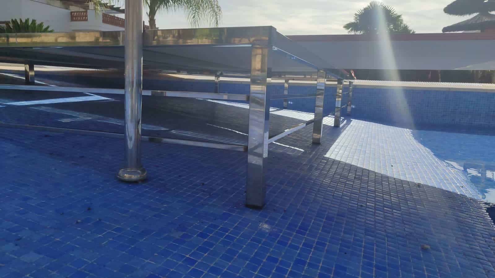 trabajos de reduccion de superficie de piscina para evitar socorrista